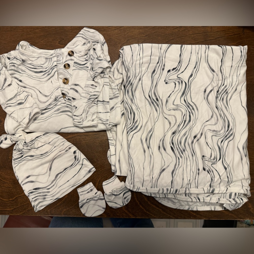 Lou Lou newborn set